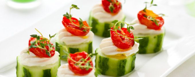 Освежающая закуска: огурцы с творожной начинкой и запечёнными помидорами