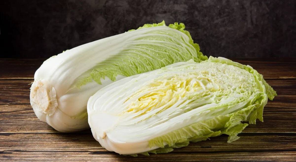 Что скрывают черные пятна на пекинской капусте и стоит ли ее есть?
