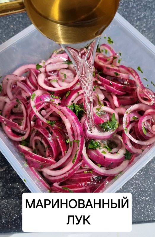 Маринованный лук: незаменимый элемент в гастрономии