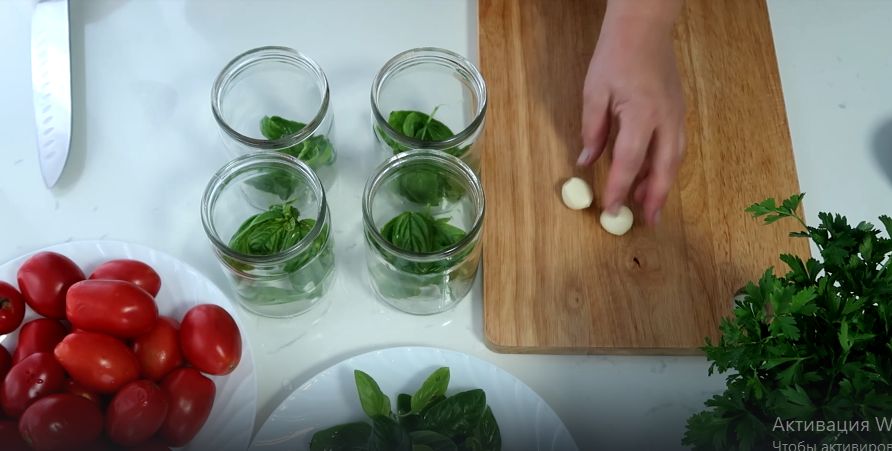 Зимние чудеса: как приготовить маринованные помидоры с базиликом