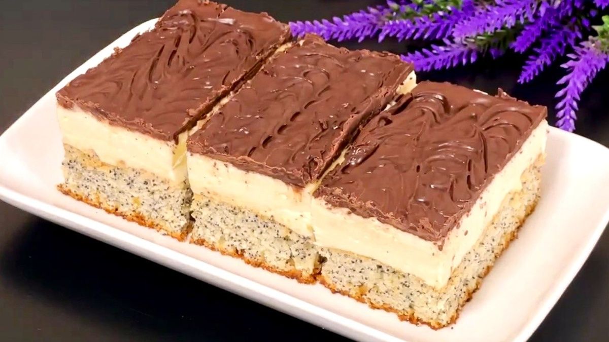 Маковые пирожные с нежным кремом и шоколадной глазурью