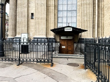 Церковное кафе в Санкт-Петербурге: спокойная история о вкусе и ожиданиях у Казанского собора