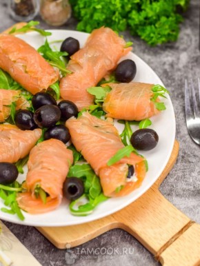 Элегантные закуски на праздник: рулетики из красной рыбы за 10 минут