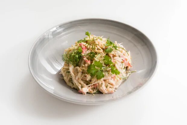 Летний крабовый салат с огурцами и дайконом