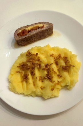 Рецепт аппетитного мясного рулета, запеченного в духовке