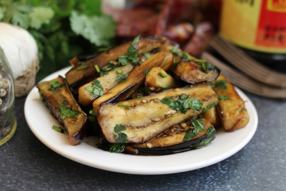 Пикантная закуска из баклажанов: простое решение для вашего стола