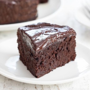 Нежный шоколадный пирог без глютена с финиками