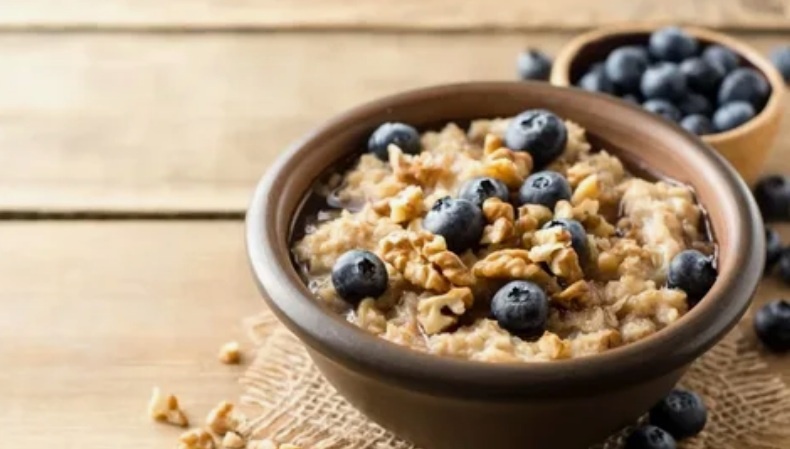 Завтрак для ума: Овсянка с черникой и яйцо пашот как идеальное сочетание