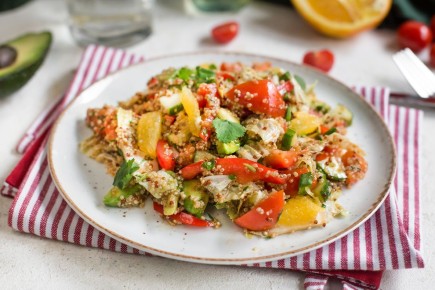 Рецепт салата из киноа с капустой кимчи, авокадо и медовым соусом