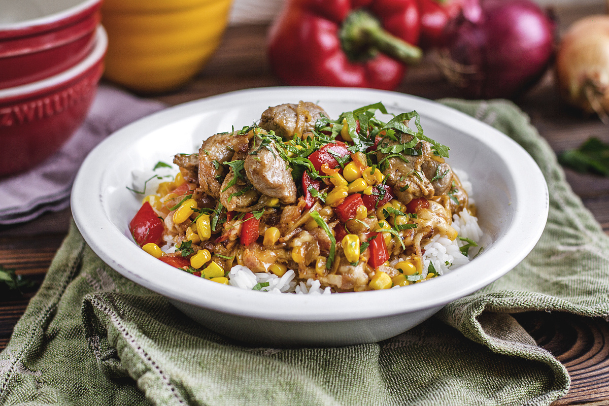 Свинная поджарка с сыром, кукурузой и рассыпчатым рисом