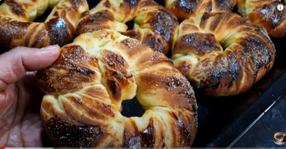 Волшебство кулинарии: Булочки на кефире с сахарной посыпкой для идеального чаепития