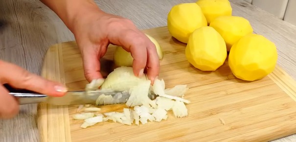 Вкусный обед на сковороде: фаршированные перцы и дачные заметки