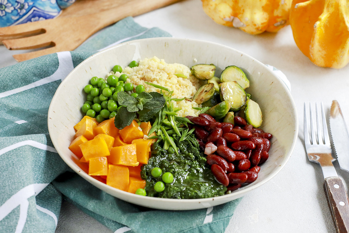 Вкусный веджи боул Светофор с кус-кусом и овощами