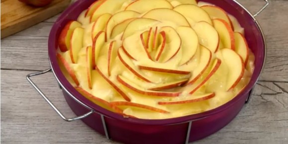 Шарлотка, которая покорит ваше сердце: простой рецепт с изюминкой