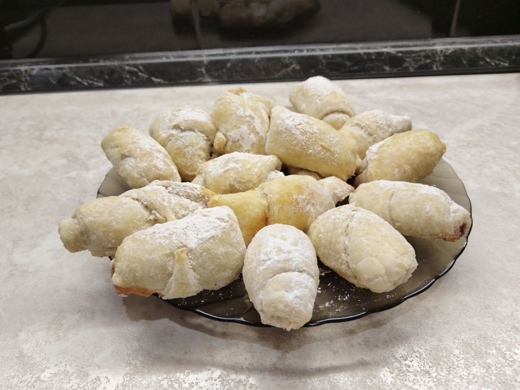 Восхитительные круассаны за считанные минуты: простой рецепт из слоёного теста