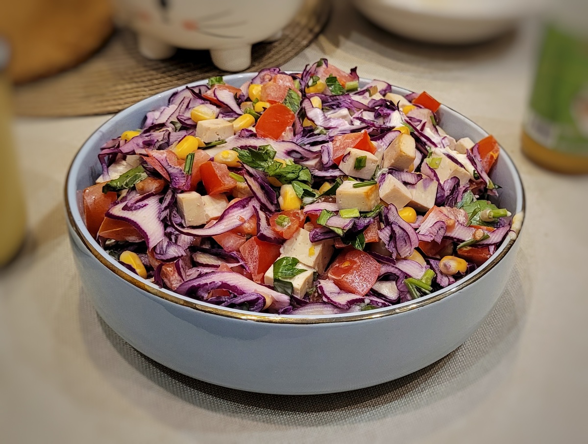 Легкий салат с красной капустой для новогоднего стола