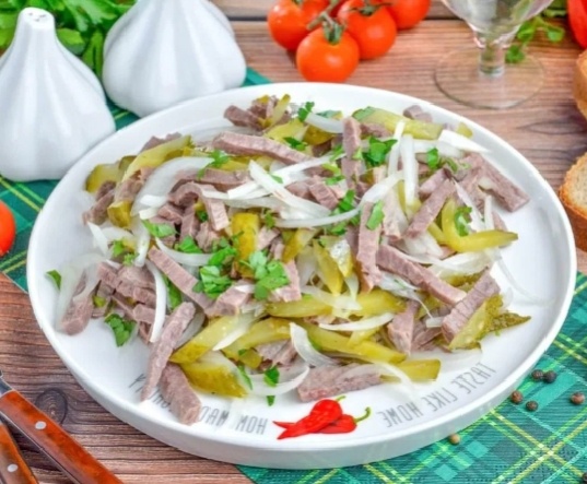 Салат с говядиной и солёными огурцами: идеальный выбор для любого стола