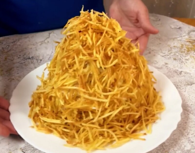 Удивительный салат «Стог золотистого сена» для новогоднего стола