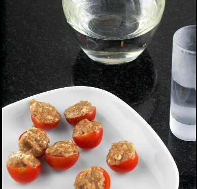 Помидоры черри, фаршированные ароматной пастой