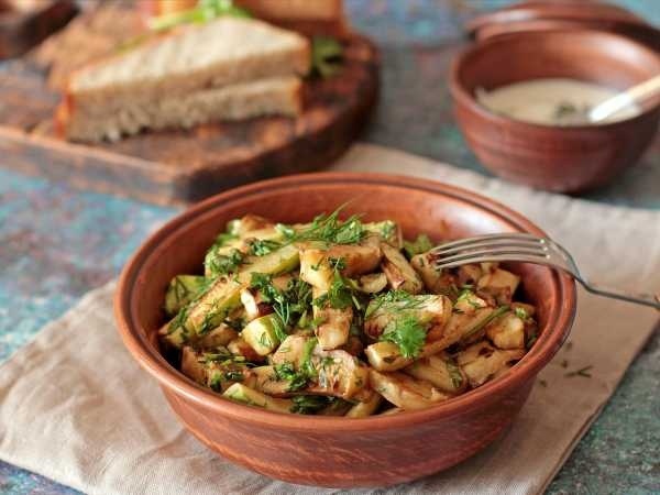 Простой и вкусный салат из жареных кабачков с чесноком и кинзой