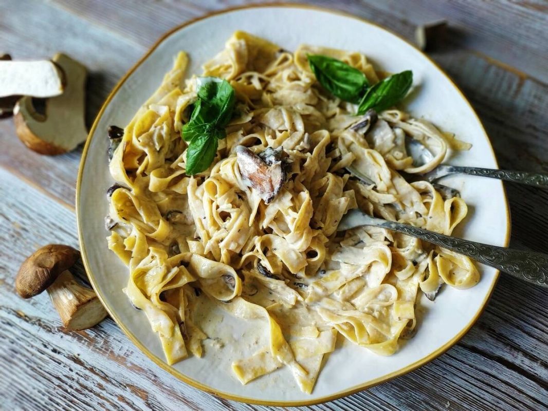 Сливочная паста с белыми грибами — идеальный выбор для уютного ужина