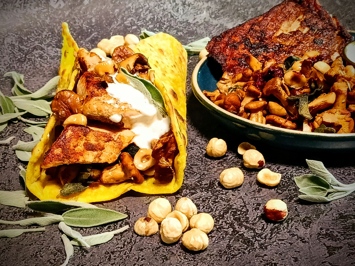 Тако с лососем, жареными лисичками и фундуком