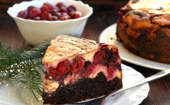 Удивительный двуцветный творожник с вишней: любимая выпечка для всех