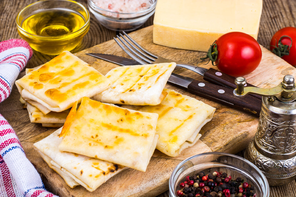 Хрустящие конвертики из лаваша с фаршем: быстро и вкусно