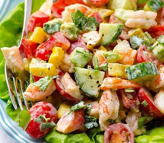 Яркий салат с креветками и свежими овощами