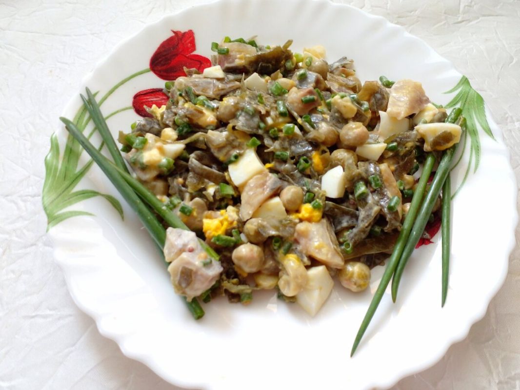 Вкусный салат с селедкой и морской капустой за 15 минут
