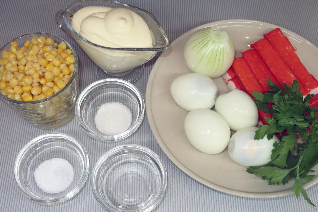 Вкусный салат с крабовыми палочками и кукурузой для любого стола