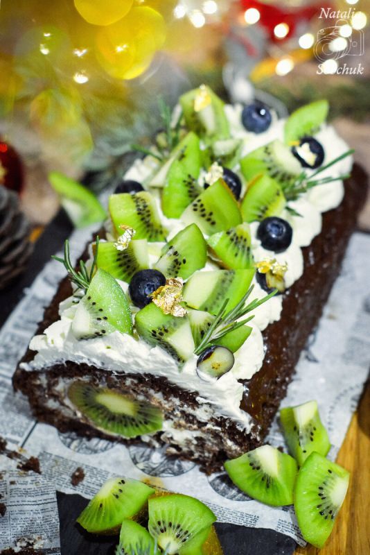 Нежный шоколадный рулет с киви и кремом чиз для настоящих гурманов