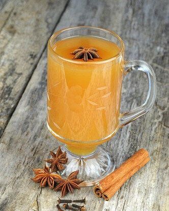 Уютный вечер с горячим яблочным сидром и апельсиновой ноткой