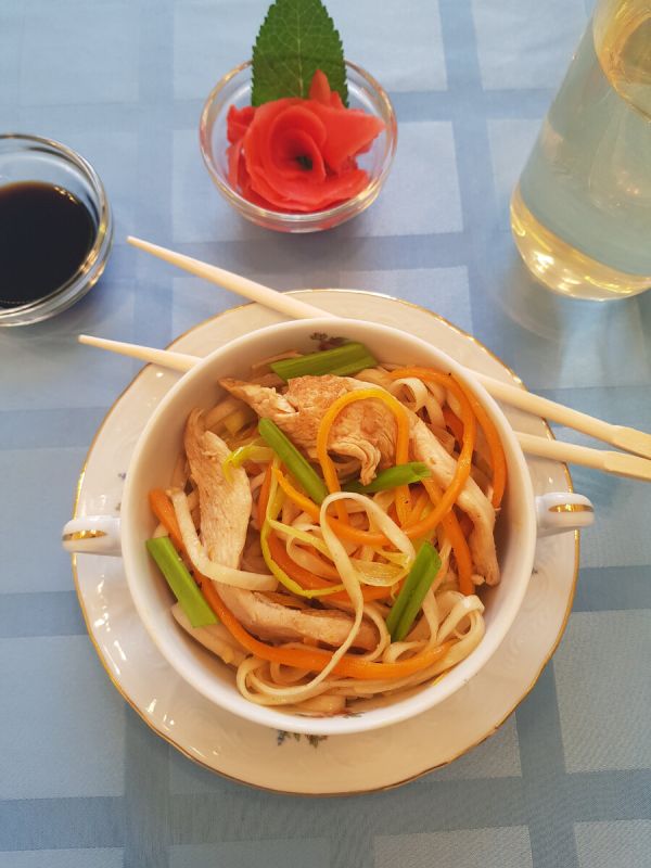 Кулинарный восторг: Японская лапша с курицей и овощами за считанные минуты