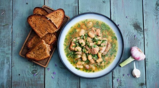 Согревающая похлёбка с куриными бёдрышками и белой фасолью