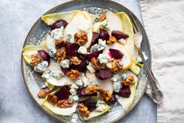 Ароматный салат с свеклой и грушей: неожиданные вкусовые сочетания