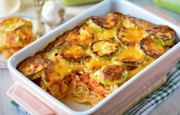 Неожиданный рецепт: запеканка из фетучини с курицей и кабачками