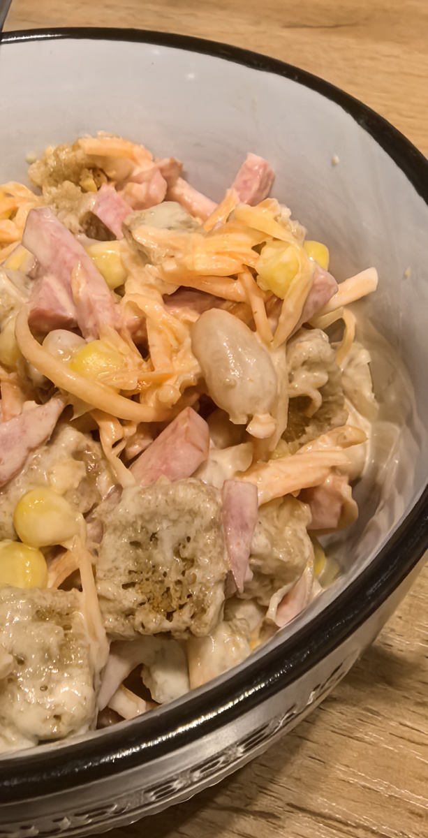 Салат из холодильника: как накопленные продукты становятся шедевром