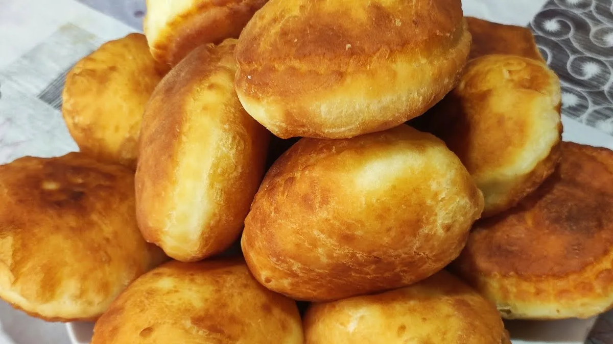 Воздушные пышки на кефире: простой рецепт для быстрого чаепития