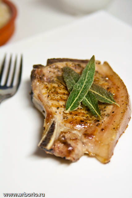 Как приготовить сочную свиную корейку на кости: секреты и рецепты