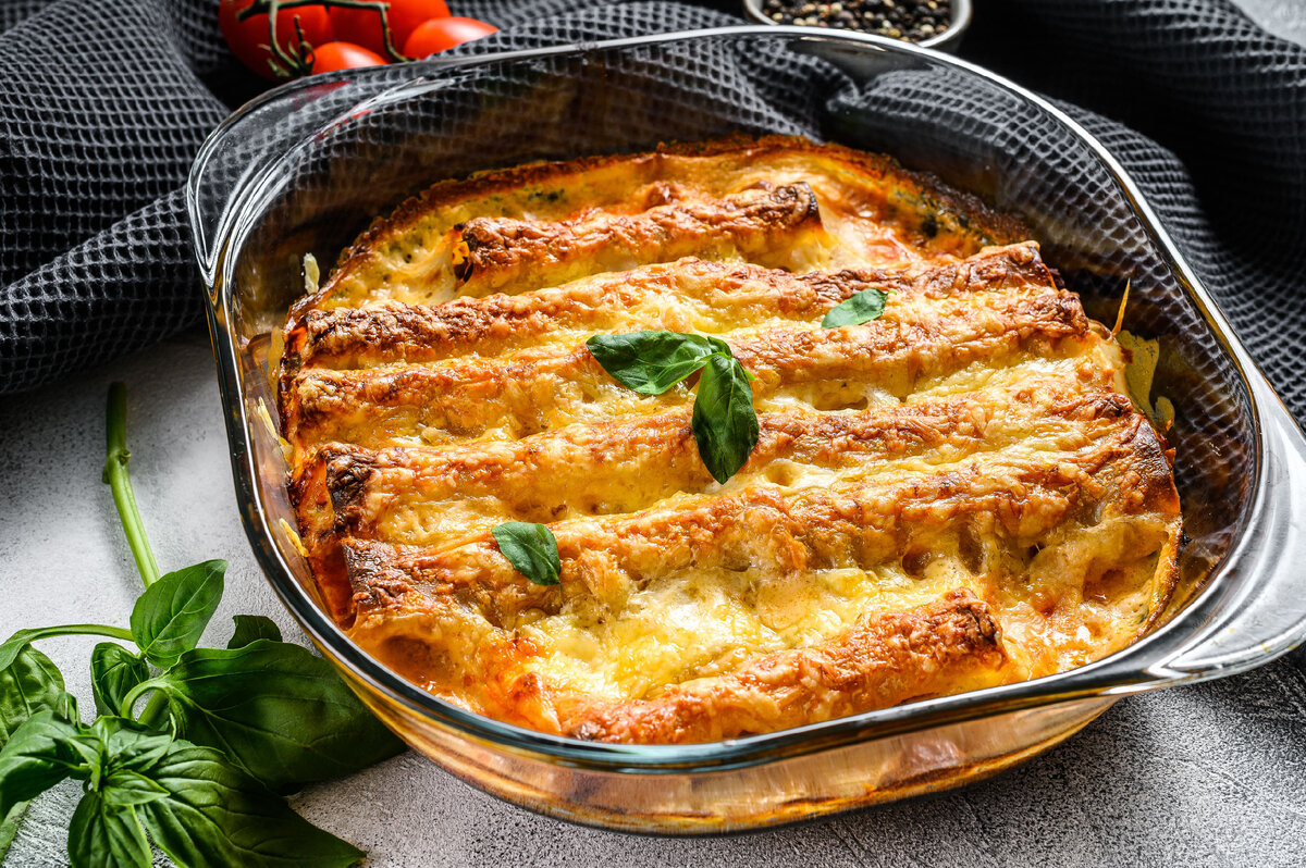 Каннеллони с фаршем под соусом бешамель