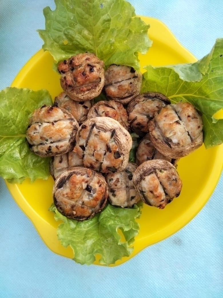 Вкусные фаршированные шампиньоны на углях: идеальная закуска для отдыха