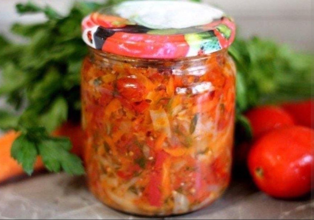 Вкусные заготовки на зиму: овощной салат и маринованный чеснок