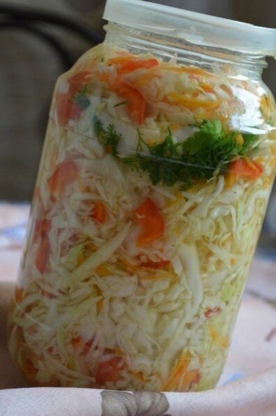 Пикантный капустный салат в горячем маринаде для зимнего стола