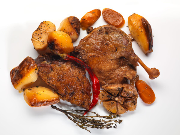 Как приготовить утку в горшке: секреты нежного блюда