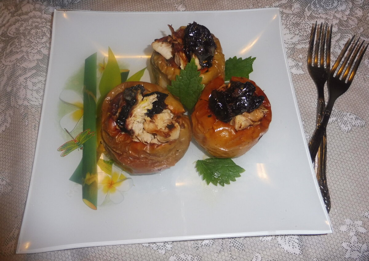 Запеченные яблоки: кулинарное чудо с курицей и черносливом