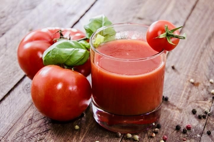 Открытие: Почему жареные помидоры и томатный сок полезнее свежих