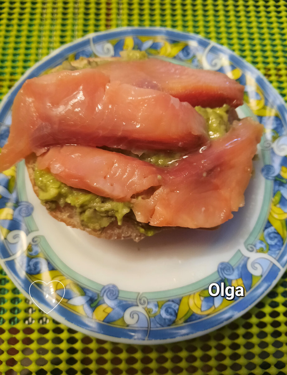 Завтрак в стиле искусства: брускетты с малосольной рыбой и авокадо