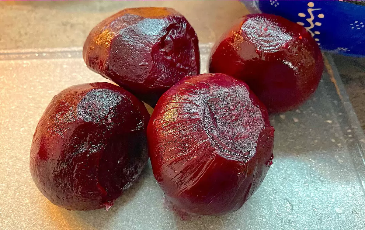 Невероятный салат-закуска со свеклой: простой рецепт с пряной заправкой