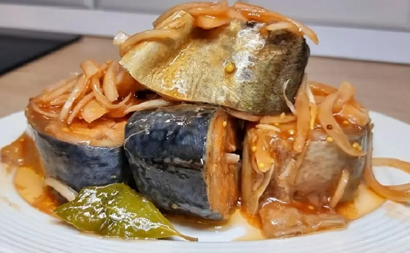 Скумбрия по-северному: маринад, который превращает рыбу в пикантную снежную нотку